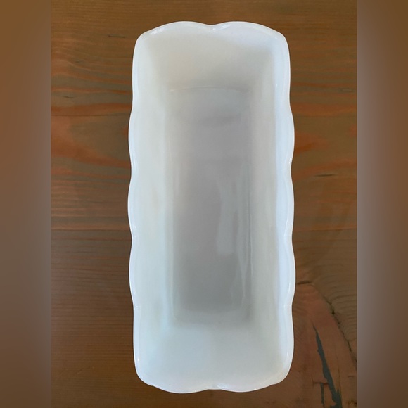 Anchor Hocking ‘Fire-King Ware’ milk glass planter - Picture 3 of 5